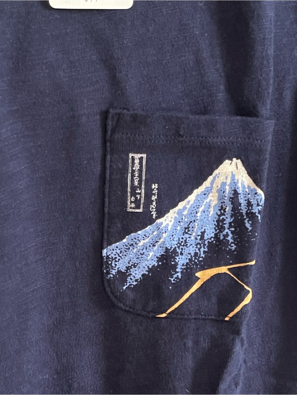 NWT Uniqlo Japanese designer Hokusai Blue UT unisex Navy Graphic Pocket T-Shirt - Picture 2 of 9